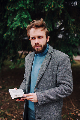 포토 JPG 해외이미지 백인 모델 1 학생 응시 교육 남자 종이 백그라운드 생각 비즈니스 창문 수염 주택 실내 한명 사람 앉기 정장 성인 취미 책 스터디 독서 유행 방 잡기 작업 비즈니스맨 오픈 스마트 읽기 준비 복고 문학 단절 심각 스타일 힙스터 해외202309 해외포토 서양인 시선 옷 패션 컨셉 모션 내부 건물 학습 직장인 파일형식