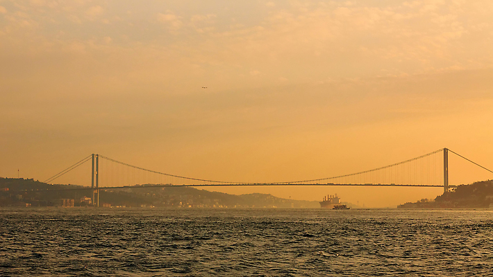 포토 JPG 해외이미지 구름 공공시설 실루엣 유럽 아시아 도로 바다 컬러 여행 비즈니스 건축양식 교통시설 하늘 이스탄불 파노라마 풍경 사람없음 건물 초록색 물 파란색 빛 도시풍경 검은색 도시 보트 중앙 연결 대륙 동쪽 공학 칠면조 랜드마크 보스포루스 철강 튀르키예 해외202309 해외포토 자연요소 건축물 교육 건축 나라 길 교통 배_교통 조류 촬영기법 방향 시설 파일형식