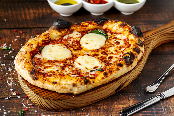 포토 JPG 해외이미지 포크 사람없음 레스토랑 나이프 나무쟁반 마르게리타피자 모짜렐라치즈 소스그릇 해외포토 그릇 식기 치즈 피자 쟁반 목재 식당 칼 파일형식