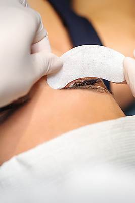 포토 JPG 해외이미지 손 여자 얼굴 한명 근접촬영 성인 신체부위 뷰티 속눈썹 시술 성인여자한명만 해외202309 해외포토 1 뷰포인트 사람 눈썹 여자한명만 성인여자만 파일형식