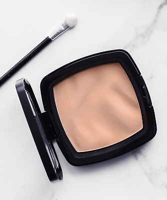 포토 JPG 해외이미지 백그라운드 사람없음 두개 대리석 파우더 메이크업브러쉬 베이지색 파우더팩트 카피스페이스 해외202309 해외포토 컬러 2 재료 화장품 공백 붓 파일형식