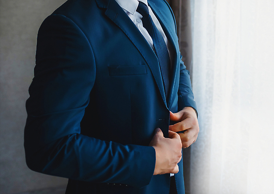 포토 JPG 해외이미지 백인 직업 라이프스타일 응시 옷 남자 행복 신랑 결혼 백그라운드 셔츠 비즈니스 창문 성공 아침 넥타이 실내 사람 정장 이벤트 성인 사람없음 파란색 사무실 유행 검은색 재킷 흰색 축하 비즈니스맨 클래식 고급 우아함 스마트 경영자 정중 스타일 해외202309 해외포토 주간 서양인 시선 잡화 감정 컬러 컨셉 상의 내부 생활 외투 직장인 리더 파일형식