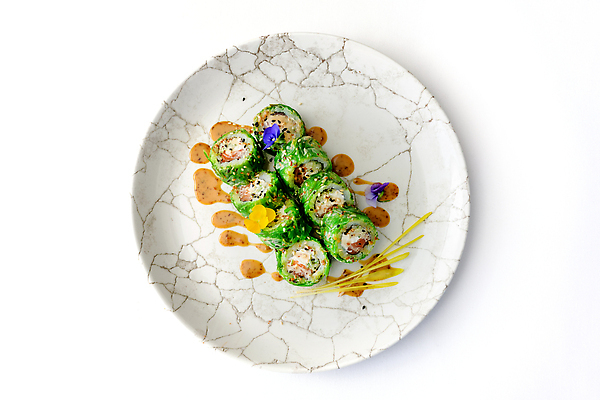 포토 JPG 해외이미지 접시 사람없음 분위기 아보카도 게살 롤스시 크림치즈 해초류 플레이팅 해외202309 해외포토 식기 음식 컨셉 과일 치즈 초밥 해양식물 상차림 일본음식 파일형식