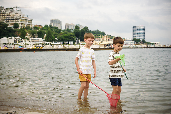 포토 JPG 해외이미지 백인 남자 행복 문화 얼굴 어린이 모래 바다 여행 2 가족 자연 놀이 낚시 휴가 어류 사람 소년 야외 두명 물 파란색 뷰티 걷기 환경 기쁨 젖음 작음 남동생 해외202309 해외포토 자연요소 서양인 감정 컬러 관계 모션 레저 신체부위 수중동물 크기 생태계 동생 파일형식