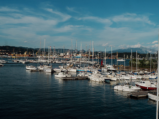 포토 JPG 해외이미지 구름 라이프스타일 유럽 바다 여행 요트 건축양식 하늘 휴가 산 항해 풍경 사람없음 물 여름 관광지 도시풍경 햇빛 뷰티 반사 평화 항구 침묵 황혼 일몰 이탈리아 새벽 도시 보트 지중해 함선 범선 스카이라인 랜드마크 해외202309 해외포토 자연요소 계절 건축 나라 컨셉 배_교통 교통시설 생활 태양 노을 소리 파일형식