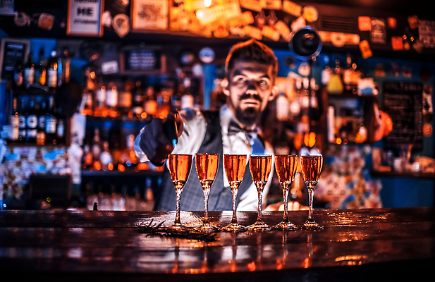 포토 JPG 해외이미지 손 음료 노동자 한명 작업 붓기 클럽 주말 성분 위스키 유흥 해외202309 해외포토 직업 1 모션 주류 사람 신체부위 파일형식