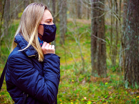 포토 JPG 해외이미지 공원 여자 얼굴 백그라운드 컨셉 자연 건강 가면 마스크 한명 안전 사람 성인 야외 약 검은색 고통 오염 호흡기관 바이러스 보호 질병 숲 위험 예방 감염 돌봄 인플루엔자 전염병 코로나바이러스 해외202309 해외포토 1 공공시설 감정 컬러 의학 모션 신체부위 장기_의학 생태계 파일형식