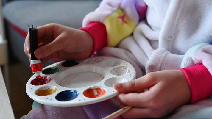 포토 JPG 해외이미지 손 교육 교실 아이디어 미술 들기 앉기 상반신 신체부위 물감 팔레트 짜기 해외202309 해외포토 컨셉 학교 모션 문화예술 사람 미술도구 파일형식