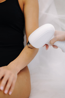 포토 JPG 해외이미지 직업 손 여자 얼굴 신체 건강 병원 사람없음 치료 뷰티 약 상점 기계 화장품 장비 잡기 매끈함 미용사 피부 피부관리 부드러움 스킨케어 테라피 순서 돌봄 위생관리 제모 하드웨어 해외202309 해외포토 의학 모션 관리 사람 신체부위 컴퓨터 감각 파일형식