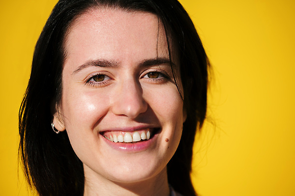 포토 JPG 해외이미지 학생 라이프스타일 응시 여자 행복 감정 여유 얼굴 청소년 성공 갈색머리 건강 한명 미소 사람 청년 성인 10대 가로 청춘 뷰티 노란색 고요 활발 기쁨 자신감 치아 긍정 스타일 해외202309 해외포토 1 헤어스타일 시선 컬러 컨셉 표정 생활 신체부위 소화기관 파일형식