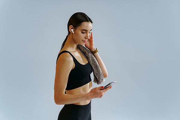 포토 JPG 해외이미지 1 라이프스타일 여자 음악 스포츠 컬러 백그라운드 신체 모바일 휴식 실내 건강 피곤 한명 사람 앉기 빨간색 스마트폰 핸드폰 운동복 운동 검은색 헤드폰 힘 듣기 잡기 날씬함 연습 체육관 단절 카피스페이스 혼혈 해외202309 해외포토 옷 음향기기 컨셉 모션 문화예술 내부 생활 전자제품 스마트기기 공백 몸매 다문화 파일형식