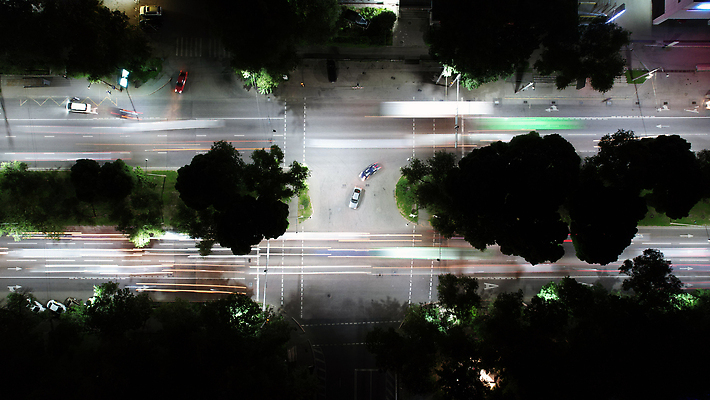 포토 JPG 해외이미지 나무 아시아 도로 여행 백그라운드 비즈니스 건축양식 자동차 전등 조명 거리 주택 안테나 파노라마 풍경 사람없음 건물 금융 빛 강 도시풍경 탑 상점 고층빌딩 도시 도심 정상 야간 저녁 교차로 장면 지역 타운 스카이라인 항공촬영 드론 랜드마크 카자흐스탄 알마티 해외202309 해외포토 자연요소 식물 건축물 건축 나라 길 육상교통 뷰포인트 통신 교통시설 촬영기법 빌딩 경제 파일형식