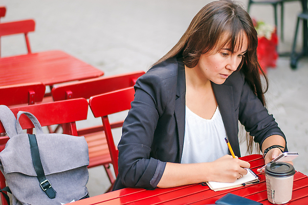 포토 JPG 해외이미지 백인 라이프스타일 손 응시 여자 행복 커피 음료 시계 인터넷 비즈니스 통신 창문 탁자 아침 모바일 휴식 한명 사람 앉기 성인 컵 스마트폰 사무실 뷰티 상점 식당 카페 마시기 시간 업무 작업 바 비즈니스우먼 바쁨 점심식사 단절 해외202309 해외포토 주간 서양인 1 식기 시선 감정 가구 컨셉 모션 생활 신체부위 핸드폰 스마트기기 식사 직장인 파일형식