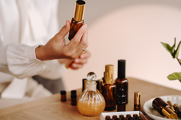 포토 JPG 해외이미지 여자 한명 들기 상반신 성인 화장품 오일 아로마테라피 테라피 치료사 성인여자한명만 해외202309 해외포토 직업 1 음식 모션 사람 뷰티 여자한명만 성인여자만 파일형식