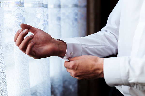 포토 JPG 해외이미지 손 남자 신랑 결혼 결혼식 단추 한명 상반신 성인 옆모습 축하 준비 단추잠그기 성인남자한명만 해외202309 해외포토 1 뷰포인트 컨셉 모션 사람 이벤트 신체부위 남자한명만 성인남자만 파일형식