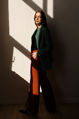 포토 JPG 해외이미지 백인 모델 1 라이프스타일 응시 여자 행복 실루엣 아시아 여행 백그라운드 컨셉 창문 자연 건강 그림자 한명 서기 사람 앉기 성인 빛 태양 뷰티 유행 여행객 디지털 계곡 사진촬영 방 흰색 자신감 혼자 해외202309 해외포토 자연요소 서양인 시선 감정 나라 컬러 모션 촬영기법 생활 촬영 생태계 파일형식