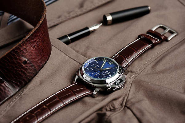 포토 JPG 해외이미지 디자인 남자 팔찌 성인 사람없음 파란색 빛 갈색 유행 금속 수확 기구 시간 악단 클래식 고급 우아함 상품 낟알 가죽 보석 손목 스마트 손목시계 오브젝트 악어 다이얼 고립 분 사파이어 스테인레스 스트랩 진짜 스타일 해외202309 해외포토 음악 시계 컬러 컨셉 농업 장신구 파충류 재질 사람 신체부위 광석 파일형식