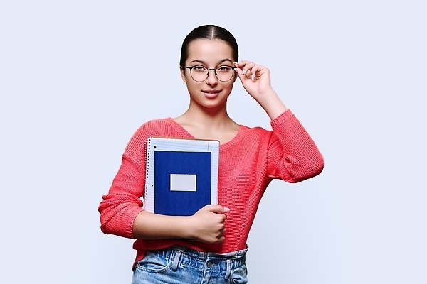 포토 JPG 해외이미지 1 학생 응시 여학생 여자 교육 행복 안경 백그라운드 생각 졸업 학교 성공 아이디어 실내 고등학교 한명 사람 10대 빛 스터디 공책 시험 흰색 잡기 긍정 소재 골 사춘기 지능 해외202309 해외포토 시선 잡화 감정 컬러 컨셉 모션 청소년 문구용품 내부 학습 파일형식
