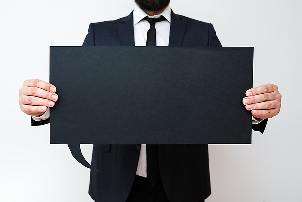 포토 JPG 해외이미지 남자 종이 백그라운드 말풍선 아이디어 한명 들기 정장 상반신 성인 검은색 성인남자한명만 카피스페이스 해외202309 해외포토 1 옷 컬러 컨셉 모션 사람 공백 남자한명만 성인남자만 파일형식