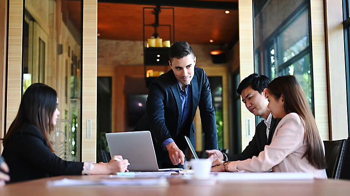 포토 JPG 해외이미지 여자 남자 의자 비즈니스 창문 회의 전등 함께함 앉기 여러명 상반신 성인 옆모습 컵 노트북 비즈니스맨 비즈니스우먼 그룹 책상 직원 성인만 해외202309 해외포토 식기 뷰포인트 가구 다수 컨셉 모션 조명 사람 전자제품 직장인 파일형식