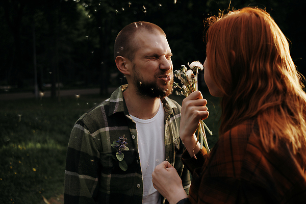 포토 JPG 해외이미지 백인 라이프스타일 커플 공원 여자 남자 행복 셔츠 데이트 관계 포옹 함께함 사랑 성인 두명 초록색 햇빛 태양 기쁨 날짜 열정 빨간머리 해외202309 해외포토 자연요소 서양인 헤어스타일 공공시설 감정 컬러 컨셉 상의 안기 사람 생활 파일형식