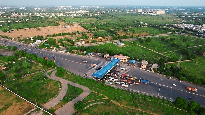 포토 JPG 해외이미지 도로 여행 교통시설 자동차 안테나 사람없음 건물 초록색 대기 고속도로 광장 좁은 짐차 트레일러 느림 부스 드론 세금 해외202309 해외포토 건축물 길 육상교통 컬러 교통 통신 시설 파일형식