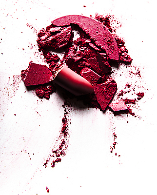 포토 JPG 해외이미지 사람없음 빨간색 뷰티 손상 립스틱 화려 흰배경 아이섀도 해외202309 해외포토 컬러 백그라운드 컨셉 화장품 흰색 파일형식