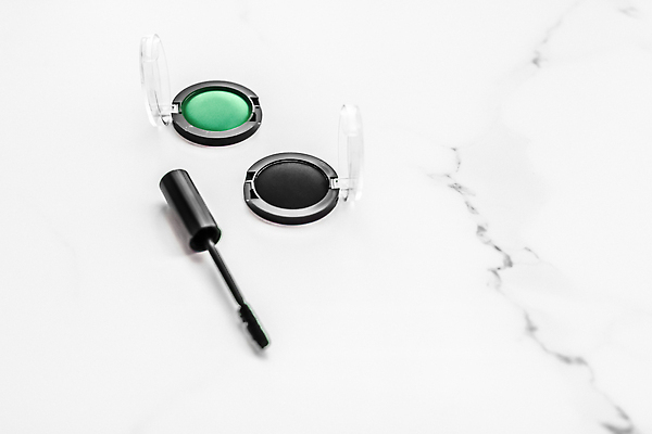 포토 JPG 해외이미지 사람없음 초록색 검은색 원형 흰배경 마스카라 대리석 아이섀도 마블링 카피스페이스 해외202309 해외포토 도형 컬러 백그라운드 재료 화장품 공백 흰색 파일형식