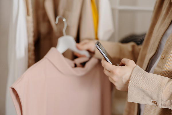 포토 JPG 해외이미지 백인 옷 여자 한명 들기 상반신 성인 옆모습 스마트폰 판매 옷걸이 성인여자한명만 중고거래 해외202309 해외포토 서양인 1 뷰포인트 모션 사람 핸드폰 스마트기기 거래 여자한명만 성인여자만 파일형식