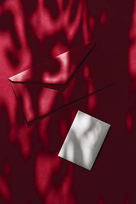 포토 JPG 해외이미지 종이 편지봉투 그림자 사람없음 빨간색 햇빛 그늘 감성 카피스페이스 해외202309 해외포토 컬러 컨셉 봉투 태양 공백 편지 파일형식