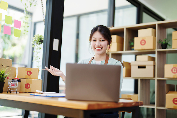 포토 JPG 해외이미지 여자 행복 인터넷 비즈니스 포장 사업가 성공 한명 사람 동양인 경제 노트북 쇼핑 컴퓨터 상자 사무실 판매 세일 상점 업무 비즈니스우먼 상품 상인 사이버 고객 확인 패키지 질서 소매 온라인 주소 주인 물류 짐싸기 전자상거래 마케팅 매각 프리랜서 중소기업 해외202309 해외포토 직업 1 감정 컨셉 회사 인종 전자제품 예절 작업 직장인 파일형식