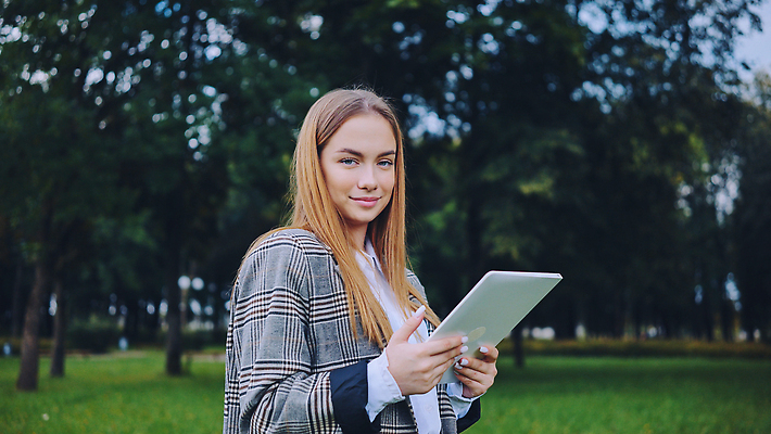 포토 JPG 해외이미지 학생 라이프스타일 공원 여자 행복 여유 인터넷 통신 자연 거리 미술 한명 사람 앉기 성인 야외 초록색 컴퓨터 뷰티 알약 유행 디지털 스크린 산책 정보 타이핑 도시 작업 그리기 어플리케이션 디자이너 무선전화기 블라우스 예술가 히스패닉 온라인 프리랜서 해외202309 해외포토 직업 1 공공시설 감정 컬러 상의 모션 문화예술 휴식 생활 전자제품 약 전화기 생태계 파일형식
