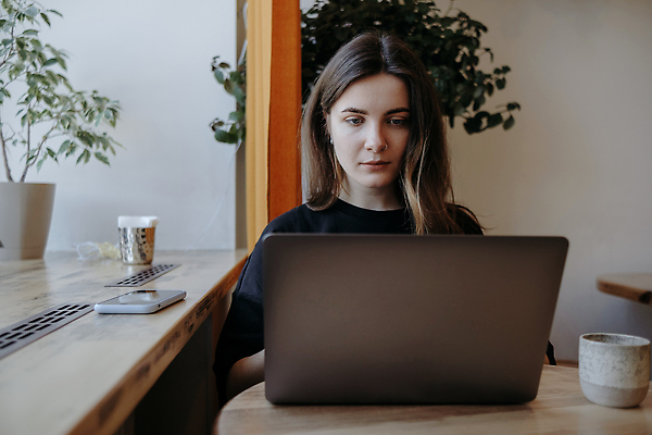 포토 JPG 해외이미지 학생 교육 인터넷 비즈니스 탁자 아이디어 실내 한명 사람 노트북 컴퓨터 사무실 공책 업무 비즈니스우먼 작업실 디자이너 종업원 프리랜서 해외202309 해외포토 직업 1 여자 가구 컨셉 문구용품 내부 전자제품 작업 직장인 파일형식