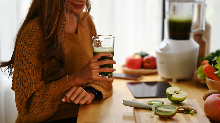 포토 JPG 해외이미지 여자 채소 잔 키위 한명 들기 동양인 상반신 성인 아웃포커스 태블릿 당근 사과 믹서 식칼 풋사과 건강식 나무그릇 나무도마 성인여자한명만 식단관리 해독주스 해외202309 해외포토 1 그릇 식기 음식 과일 모션 주방용품 뿌리채소 도마 촬영기법 사람 인종 목재 전자제품 스마트기기 주스 여자한명만 성인여자만 파일형식