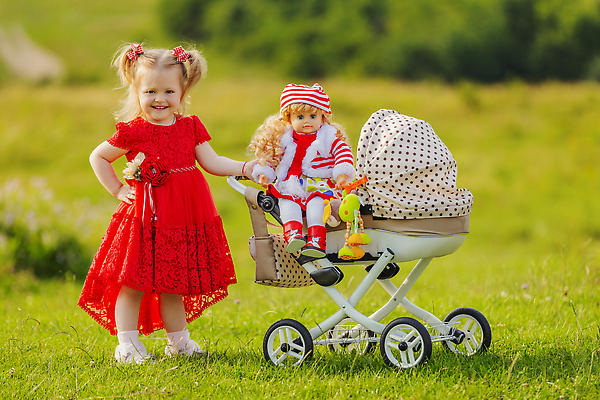 포토 JPG 해외이미지 전신 서양인 여자 어린이 허리손 자연 한명 잔디 앞모습 유모차 인형놀이 소녀한명만 해외202309 해외포토 외국인 식물 1 인형 뷰포인트 포즈 놀이 사람 아기용품 생태계 여자한명만 소녀만 파일형식