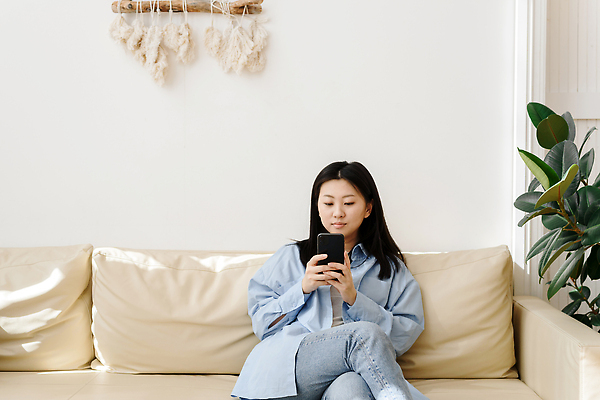 포토 JPG 해외이미지 라이프스타일 여자 행복 거실 인터넷 통신 모바일 휴식 주택 한국 실내 한명 사람 앉기 동양인 성인 내부 스마트폰 핸드폰 소파 뷰티 일본 중국 방 잡기 메시지 연결 스마트 온라인 리빙 해외202309 해외포토 1 감정 아시아 컨셉 의자 모션 인종 건물 생활 전자제품 스마트기기 파일형식