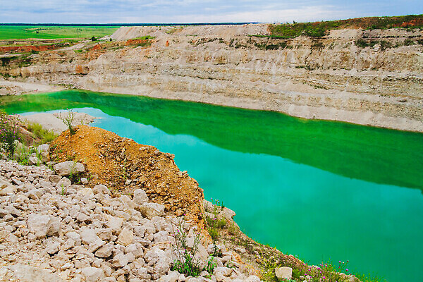 포토 JPG 해외이미지 유럽 산업 호수 여행 건축양식 자연 휴가 산 안테나 사람 풍경 사람없음 야외 건물 초록색 물 파란색 강 환경 바위 오픈 위험 천 버리기 언덕 내추럴 석회암 소비에트 지질학 채석 해외202309 해외포토 자연요소 건축물 교육 건축 나라 컬러 컨셉 통신 모션 암석 돌_바위 직물 생태계 파일형식