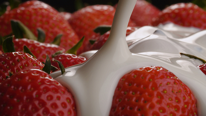 포토 JPG 해외이미지 라이프스타일 열매 음식 과일 딸기 검은배경 디저트 건강 사람없음 빨간색 흐름 우유 흰색 신선 붓기 닫기 달콤 맛 먹기 준비 유기농 날것 요거트 쉐이크 내추럴 숙성 요구르트 채식주의자 해외202309 해외포토 식물 웰빙 음료 컬러 백그라운드 컨셉 모션 유제품 생활 검은색 채식 파일형식