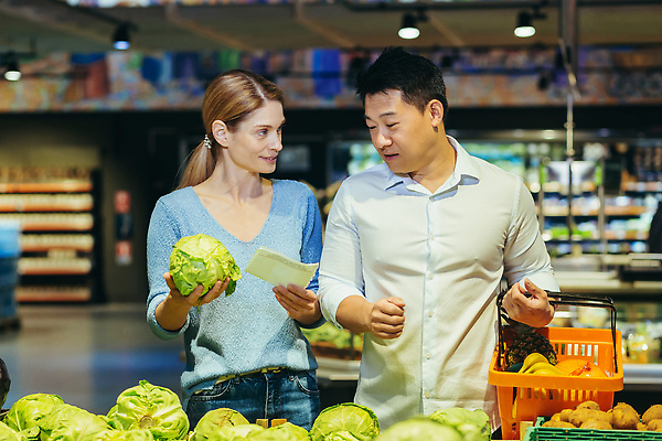 포토 JPG 해외이미지 백인 커플 응시 잡화 행복 음식 채소 과일 가족 남편 함께함 동양인 두명 초록색 쇼핑 금발 독서 세일 바구니 상점 잡기 아내 시장 선택 가격 고객 확인 양배추 소매 슈퍼마켓 목차 정확 해외202309 해외포토 서양인 헤어스타일 시선 감정 컬러 컨셉 관계 모션 사람 인종 파일형식