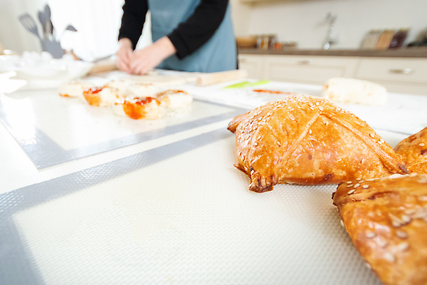 포토 JPG 해외이미지 손 음식 빵 탁자 주택 요리 사람없음 주방 요리사 빵집 매트 굽기 반죽 방법 페스츄리 핸드메이드 해외202309 해외포토 직업 가구 건물 신체부위 상점 구이 파일형식