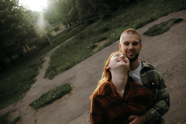 포토 JPG 해외이미지 백인 라이프스타일 커플 공원 여자 남자 행복 셔츠 데이트 관계 포옹 함께함 사랑 미소 성인 두명 초록색 여름 햇빛 태양 기쁨 날짜 열정 빨간머리 해외202309 해외포토 자연요소 서양인 헤어스타일 계절 공공시설 감정 컬러 컨셉 상의 안기 표정 사람 생활 파일형식