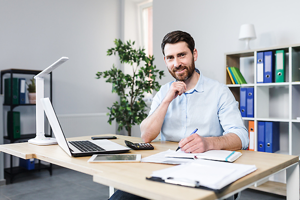 포토 JPG 해외이미지 백인 직업 라이프스타일 응시 행복 종이 CEO 사업가 성공 설계 직장 한명 미소 사람 앉기 금융 경제 노트북 사무실 펜 쪽지 공책 정보 흰색 타이핑 기록 잡기 작업 비즈니스맨 자신감 종업원 사이버 무선전화기 책상 계약 보고서 경영자 리더 문서 온라인 프리랜서 해외202309 해외포토 서양인 1 시선 남자 감정 컬러 가구 컨셉 회사 비즈니스 모션 문구용품 표정 생활 전자제품 필기구 직장인 전화기 파일형식