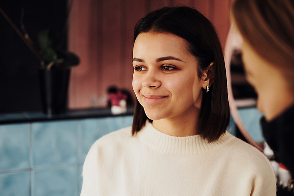 포토 JPG 해외이미지 백인 여자 갈색머리 한명 사람 뷰티 상점 고객 해외202309 해외포토 서양인 1 헤어스타일 파일형식