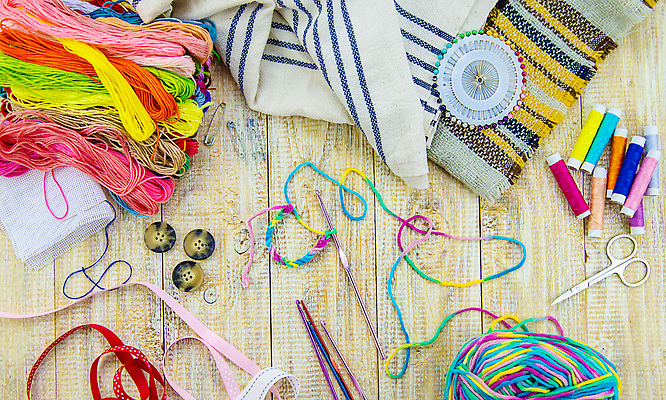 포토 JPG 해외이미지 리본 백그라운드 단추 사람없음 실 바느질 대바늘 나무배경 해외202309 해외포토 파일형식