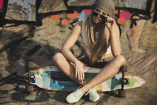 포토 JPG 해외이미지 백인 라이프스타일 여자 스포츠 거리 한명 앉기 20대 성인 야외 선글라스 잡기 도시 스케이트보드 스케이터 스케이트장 성인여자한명만 해외202004 해외포토 서양인 1 안경 스포츠시설 모션 운동선수 사람 청년 생활 보드_스포츠 여자한명만 성인여자만 파일형식