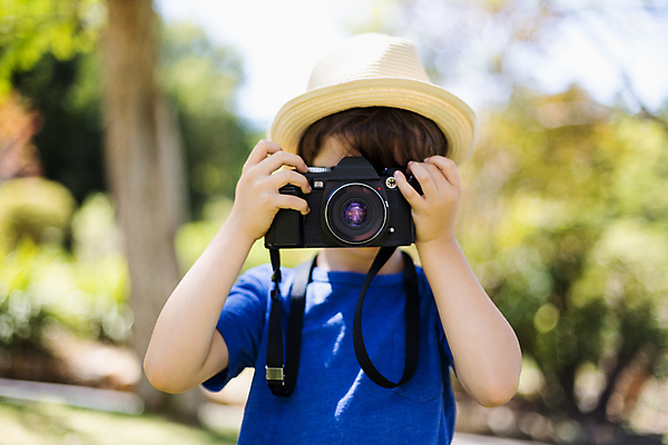 포토 JPG 해외이미지 백인 라이프스타일 공원 남자 안경 어린이 놀이 한명 서기 들기 소년 상반신 취미 야외 앞모습 카메라 맑음 사진촬영 잡기 사진사 천진난만 소년한명만 해외202004 해외포토 서양인 1 잡화 공공시설 뷰포인트 컨셉 모션 날씨 사람 생활 전자제품 촬영 작가 남자한명만 소년만 파일형식