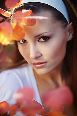 포토 JPG 해외이미지 모델 응시 여자 얼굴 잎 한명 사람 성인 야외 빨간색 청춘 가을 신선 피부 입술 성인여자한명만 해외202004 해외포토 식물 1 시선 계절 컬러 컨셉 신체부위 여자한명만 성인여자만 파일형식