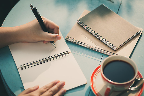 포토 JPG 해외이미지 라이프스타일 손 여자 커피 음료 백그라운드 탁자 휴식 아이디어 신체부위 펜 다이어리 공책 카페 해외202004 해외포토 가구 컨셉 문구용품 사람 생활 필기구 상점 사무용품 파일형식