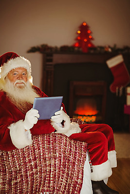 포토 JPG 해외이미지 백인 라이프스타일 노년 남자 행복 크리스마스장식 크리스마스 거실 가정 불 아파트 주택 따뜻함 한명 미소 장식 태블릿 크리스마스트리 산타클로스 평화 축제 터치 장식볼 축하 벽난로 안락의자 전나무 터치스크린 노인남자한명만 해외202004 해외포토 자연요소 서양인 나무 1 기념일 감정 컨셉 의자 표정 사람 성인 건물 생활 전자제품 스마트기기 남자한명만 노인남자만 파일형식