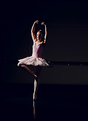 포토 JPG 해외이미지 백인 여자 청소년 실내 한명 서기 10대 빛 공연 춤 우아함 발레 발레리나 발레복 십대여자한명만 해외202004 해외포토 서양인 1 옷 컨셉 모션 문화예술 사람 이벤트 내부 여자한명만 십대여자만 파일형식